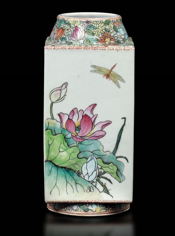 Vaso a sezione quadrata in porcellana Famiglia Rosa a smalti policromi con decoro naturalistico, Cina, Repubblica, XX secolo