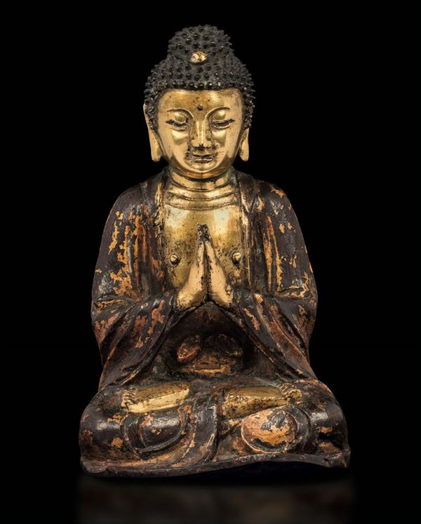Piccola figura di Buddha seduto in bronzo parzialmente dorato, Cina, Dinastia Ming, XVII secolo