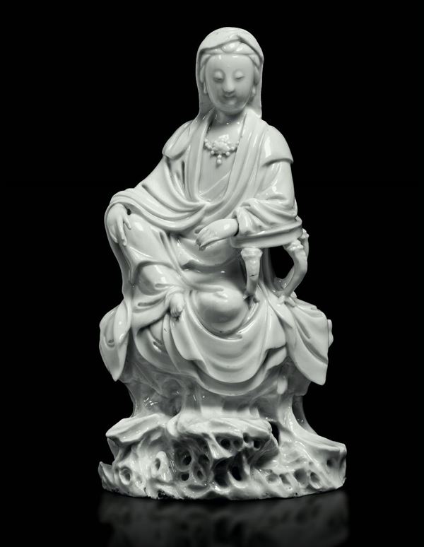 Figura di Guanyin seduta su roccia con braccio appoggiato in porcellana Blanc de Chine Dehua, Cina, Dinastia Qing, XVIII secolo