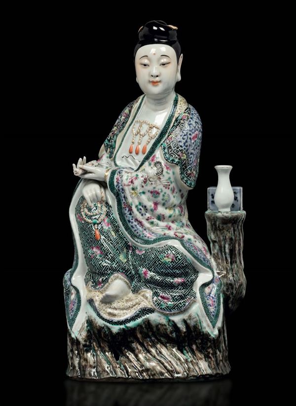 Figura di Guanyin seduta in porcellana Famiglia Rosa a smalti policromi con scroll e piccoli vasi, Cina, Dinastia Qing, epoca Guangxu (1875-1908)