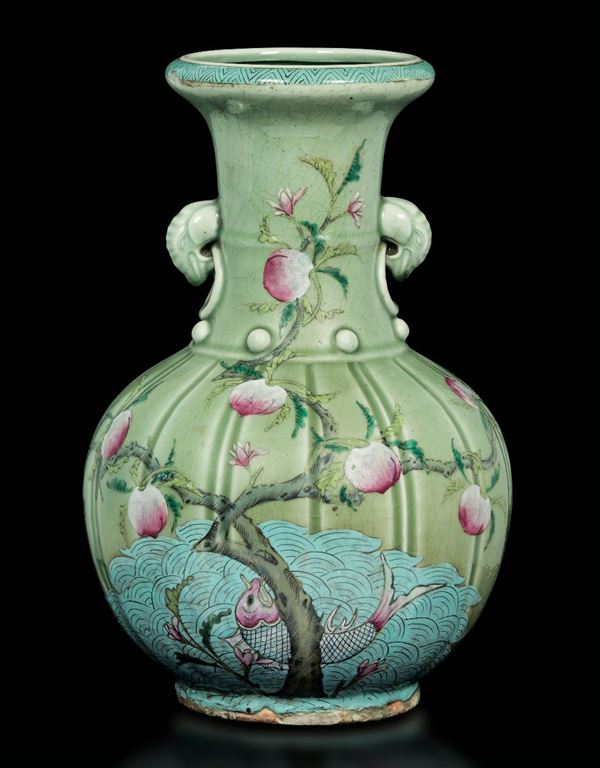 Vaso in porcellana Famiglia Rosa con anse a foggia di testa di elefante e raffigurazioni di albero di pesco e carpe tra le onde su fondo Celadon, Cina, Dinastia    Qing, epoca Guangxu (1875-1908)