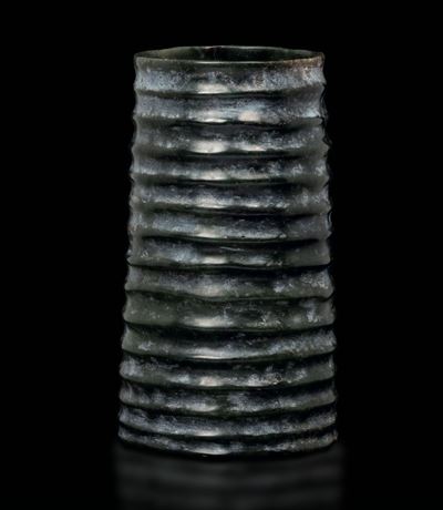 Vaso Cilindrico Arcaico in Giada con Decoro a Rilievo, Cina, Probabilmente Dinastia Song (960-127...