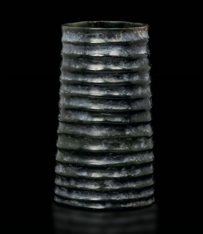 Vaso cilindrico arcaico in giada con decoro a rilievo, Cina, probabilmente Dinastia Song (960-1279)  - Asta Fine Chinese Works of Art - Cambi Casa d'Aste