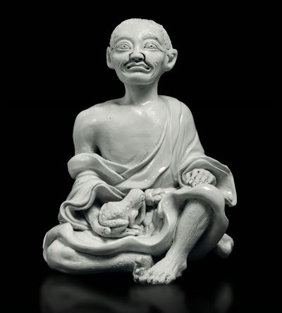 Figura di Saggio Seduto con Rospo in Porcellana Blanc De Chine, Cina, Dinastia Qing, XVIII Secolo