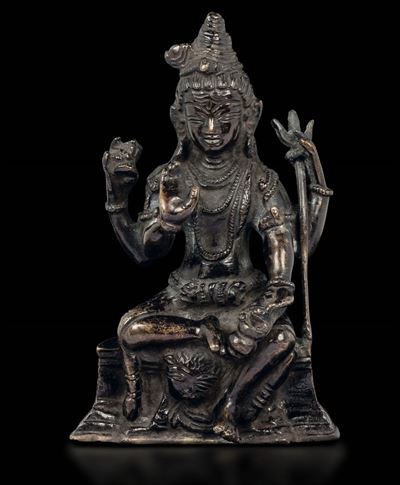 Figura di Amitaya in Bronzo Seduta su Base Decorata con Figura di Leone a Rilievo, Nepal, XVII Se...