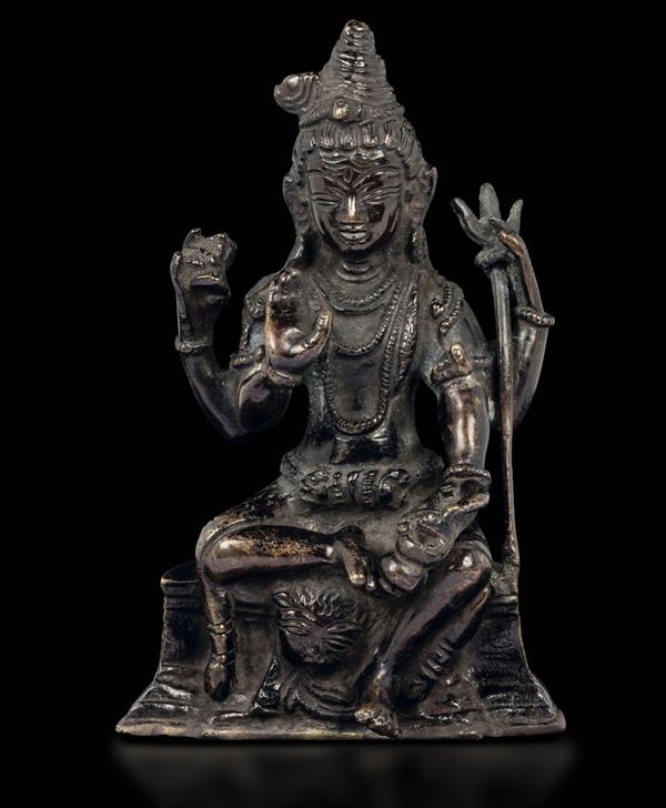 Figura di Amitaya in bronzo seduta su base decorata con figura di leone a rilievo, Nepal, XVII secolo
