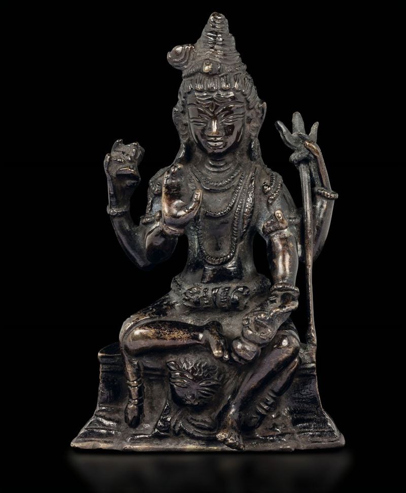 Figura di Amitaya in bronzo seduta su base decorata con figura di leone a rilievo, Nepal, XVII secolo  - Asta Arte Orientale - Cambi Casa d'Aste