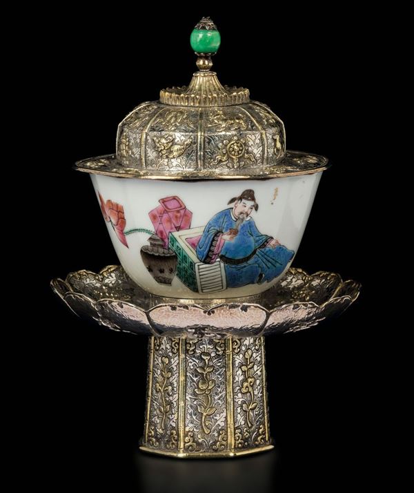 Piccola coppa in porcellana Famiglia Rosa con figura di saggio e iscrizione entro montatura in argento inciso a decori floreali, Cina, XIX secolo