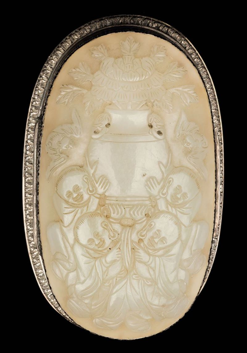 Scatola ovale in argento con placca in giada bianca raffigurante vaso di fiori sorretto da fanciulli, Cina, Dinastia Qing, epoca Qianlong (1736-1795)  - Asta Fine Chinese Works of Art - Cambi Casa d'Aste