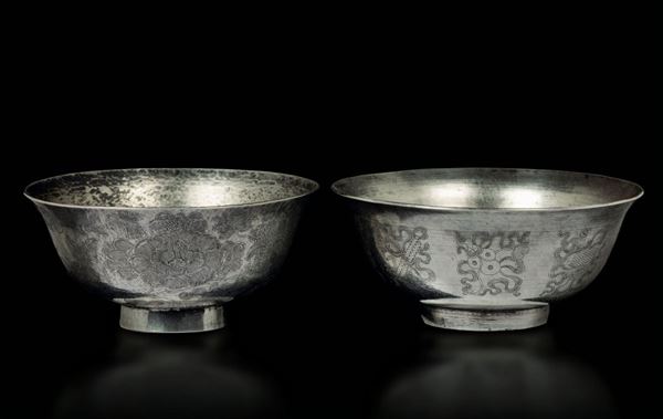 Coppia di coppe diverse in argento con decoro naturalistico inciso, Cina, Dinastia Qing, epoca Qianlong (1736-1796)