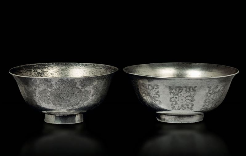 Coppia di coppe diverse in argento con decoro naturalistico inciso, Cina, Dinastia Qing, epoca Qianlong (1736-1796)  - Asta Fine Chinese Works of Art - Cambi Casa d'Aste