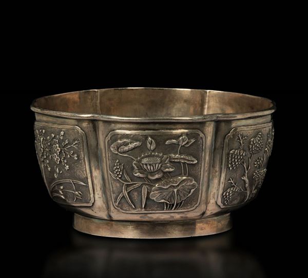 Coppa polilobata in argento con decori naturalistici a rilievo entro riserve, Cina, XIX secolo