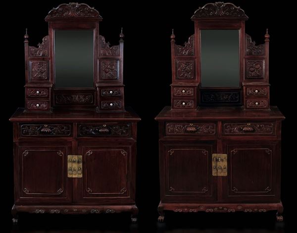 Coppia di credenze in legno di Homu scolpito con decori floreali e specchio, Cina, Dinastia Qing, epoca Guangxu (1875-1908)