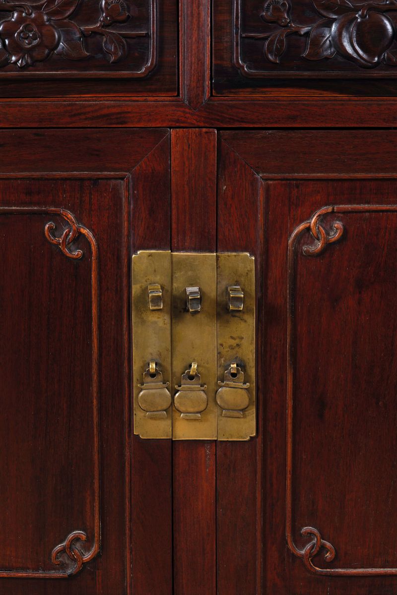 Coppia di Credenze in Legno di Homu Scolpito con Decori Floreali e Specchio, Cina, Dinastia Qing,...