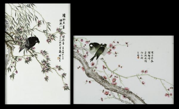 Coppia di placche in porcellana a smalti policromi con uccellini tra i rami e iscrizioni, Cina, Repubblica, XX secolo
