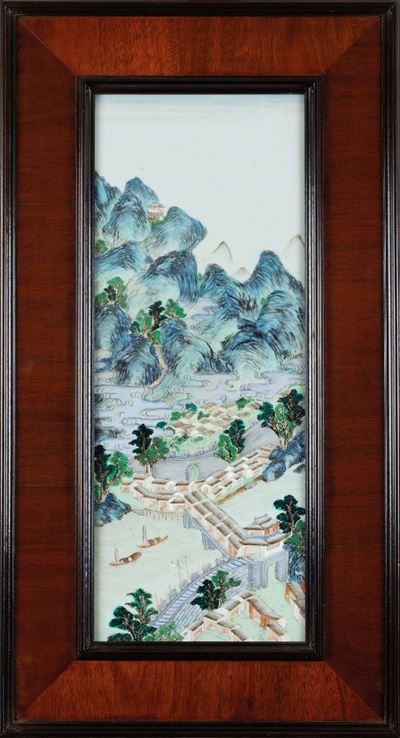Placca in Porcellana a Smalti Policromi Raffigurante Paesaggio Fluviale, Cina, Dinastia Qing, Epo...