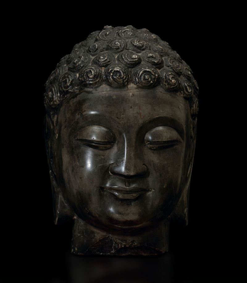 Testa di Buddha scolpita in marmo grigio, Cina, Dinastia Ming, XV secolo  - Asta Fine Chinese Works of Art - Cambi Casa d'Aste