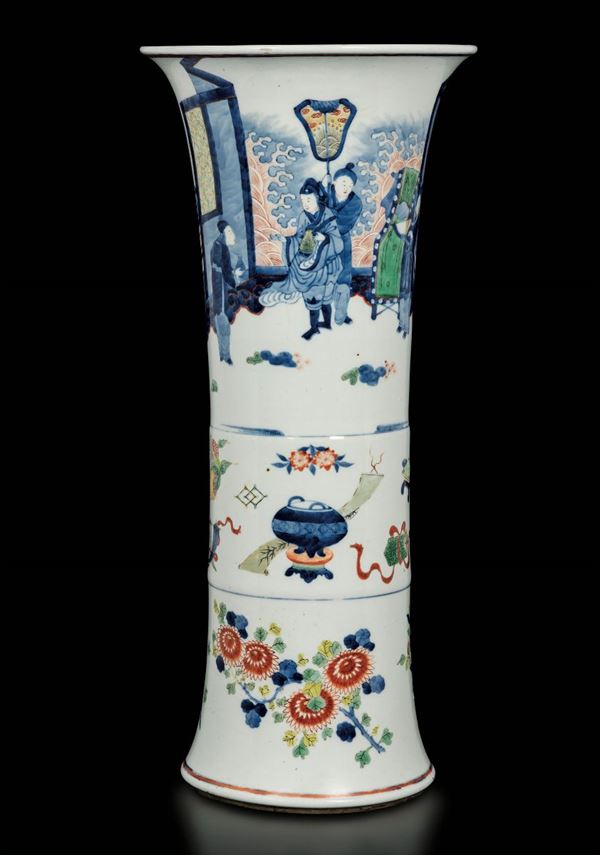 Vaso a tromba in porcellana a smalti policromi con scene di vita comune e decori floreali sui toni del blu e del rosso, Cina, Dinastia Qing, epoca Kangxi (1662-1722)