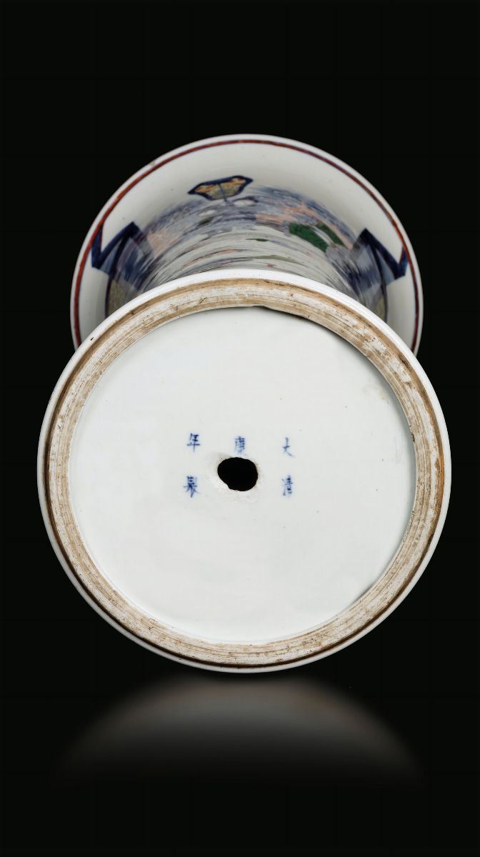 Vaso a Tromba in Porcellana a Smalti Policromi con Scene di Vita Comune e Decori Floreali sui Ton...