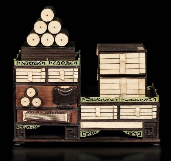 Importante e raro stipo in legno di Zitan con cassetti, scomparti cilindrici e decori geometrici sui toni del verde, Cina, Dinastia Qing, epoca Qianlong (1736-1796)
