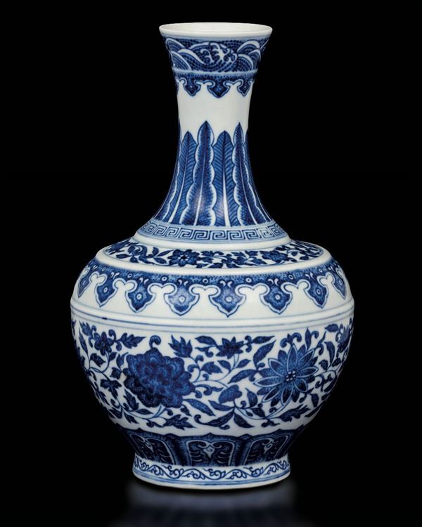 Vaso a bottiglia in porcellana bianca e blu con motivi floreali, Cina, Dinastia Qing, marca e del periodo Tongzhi (1862-1874)