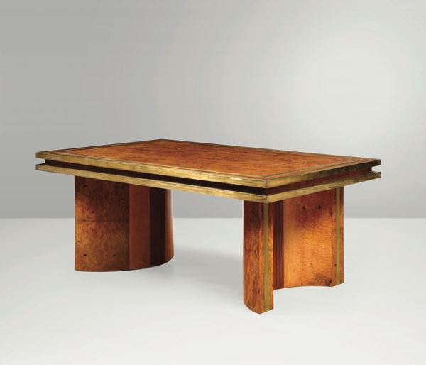 Tavolo con struttura in legno e rivestimenti in radica e ottone.