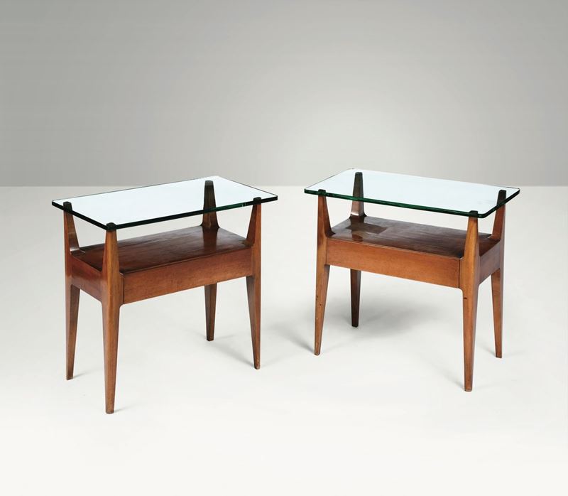 Coppia di comodini in legno con piano in vetro.  - Auction Design - Cambi Casa d'Aste