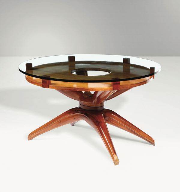 Tavolo con struttura in legno e piano in vetro.