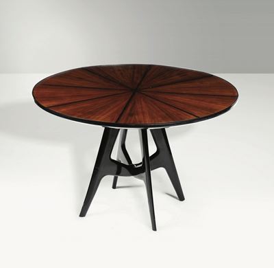 Tavolo con Struttura in Legno Laccato e Legno.