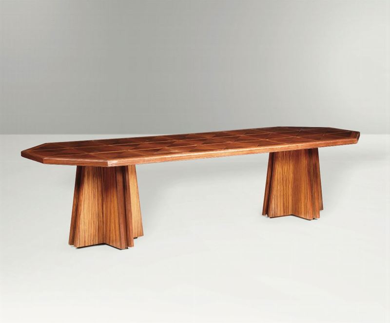 Grande tavolo in legno con piano ottagonale.  - Auction Design - Cambi Casa d'Aste