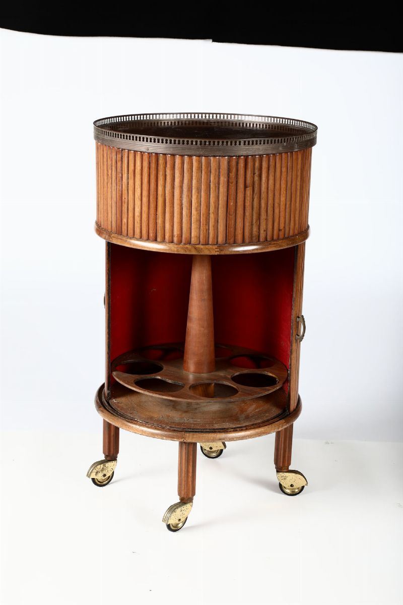 Piccolo mobiletto bar circolare in legno, XIX secolo  - Asta Arredi - Cambi Casa d'Aste