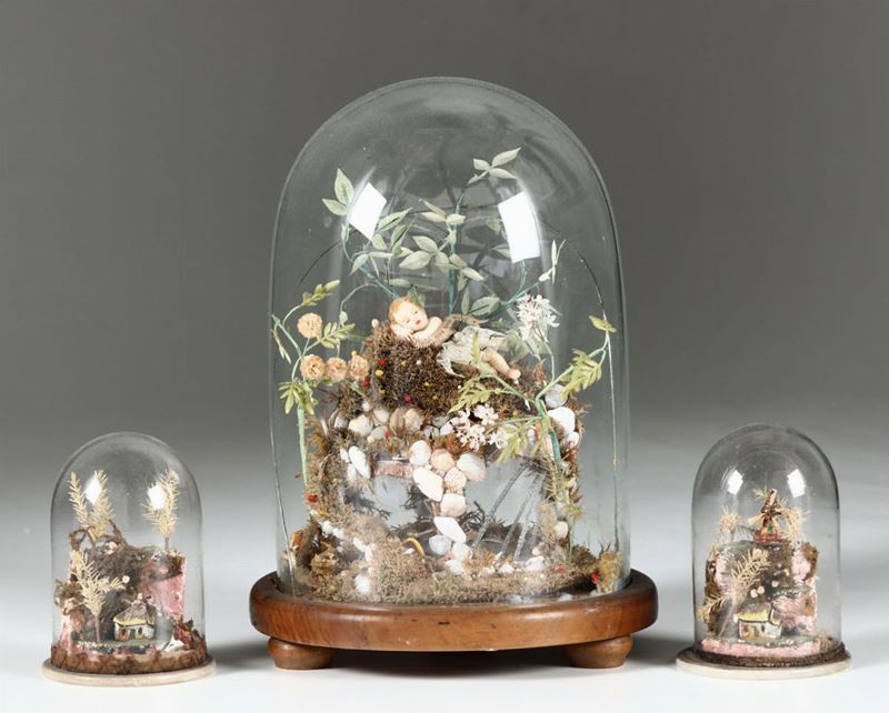 Tre campane di vetro con composizioni interne  - Auction Ceramics and Antiquities - Cambi Casa d'Aste
