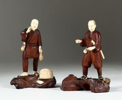 Coppia di Statuine in Avorio e Legno, Giappone, XX Secolo