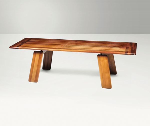Tavolo con struttura in legno di diverse essenze.