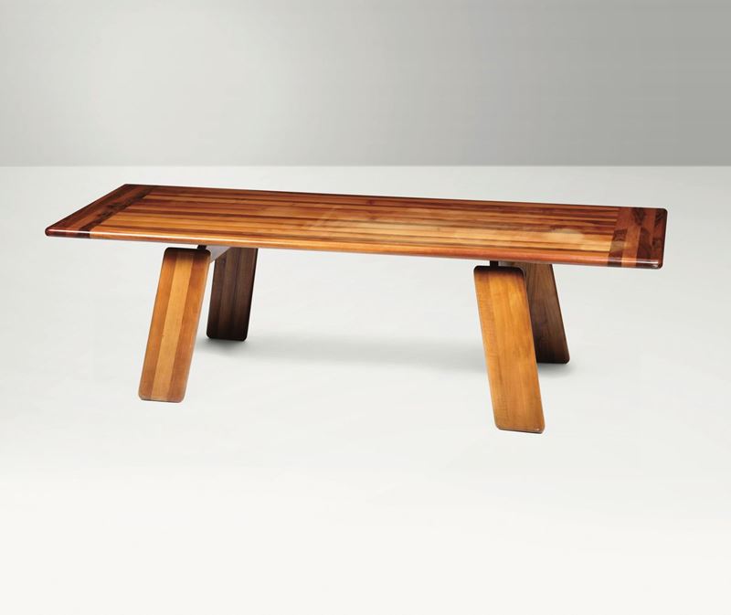 Tavolo con struttura in legno di diverse essenze.  - Auction Design - Cambi Casa d'Aste