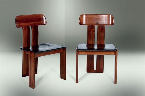 Due sedie con struttura in legno e seduta in cuoio.