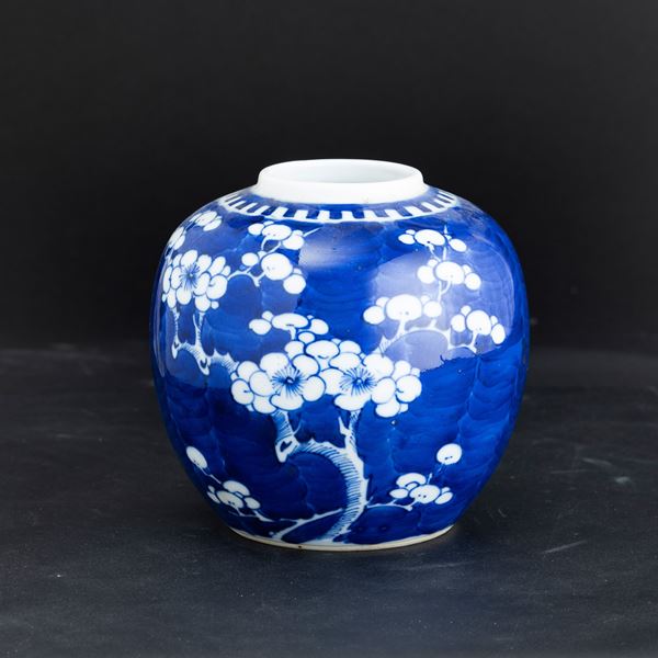 Vaso in porcellana a fondo blu con motivi floreali, Cina, Dinastia Qing, XIX secolo