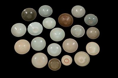 Lotto Composto da Venti Ciotole Diverse in Grès a Smalto con Decori Incisi, Cina, Dinastia Song (...