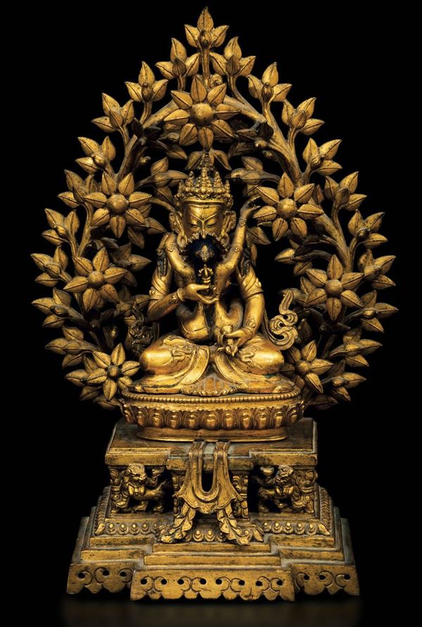 Importante figura di Sakyamuni in Yab-yum seduto su loto entro aura con fiori in bronzo dorato, Nepal, fine XVII secolo