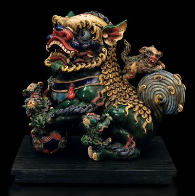 Grande Figura di Cane di Pho in Grès a Smalti Policromi, Cina, XIX Secolo