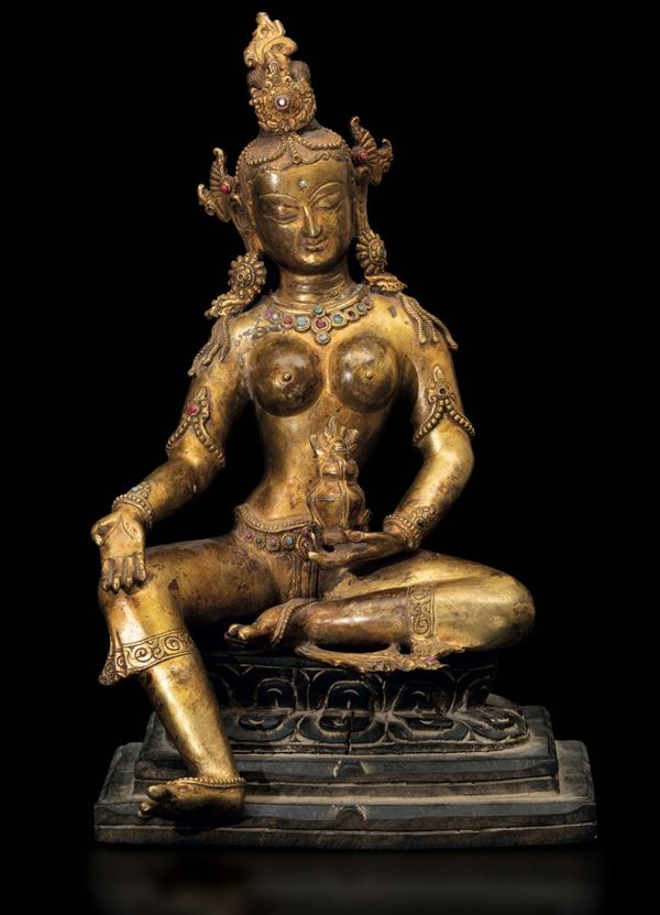 Figura di Amitaya con vaso in bronzo dorato e inserti di pietre dure, Tibet, XVIII secolo