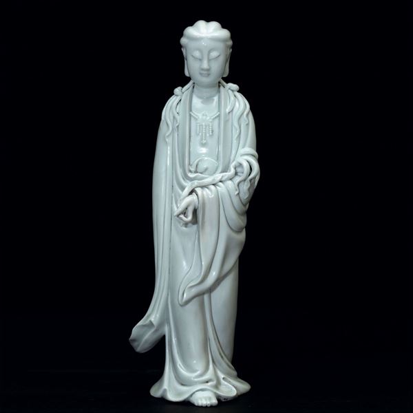 Figura di Guanyin eretta con ramo fiorito in porcellana Blanc de Chine Dehua, Cina, Dinastia Qing, epoca Qianlong (1736-1796)