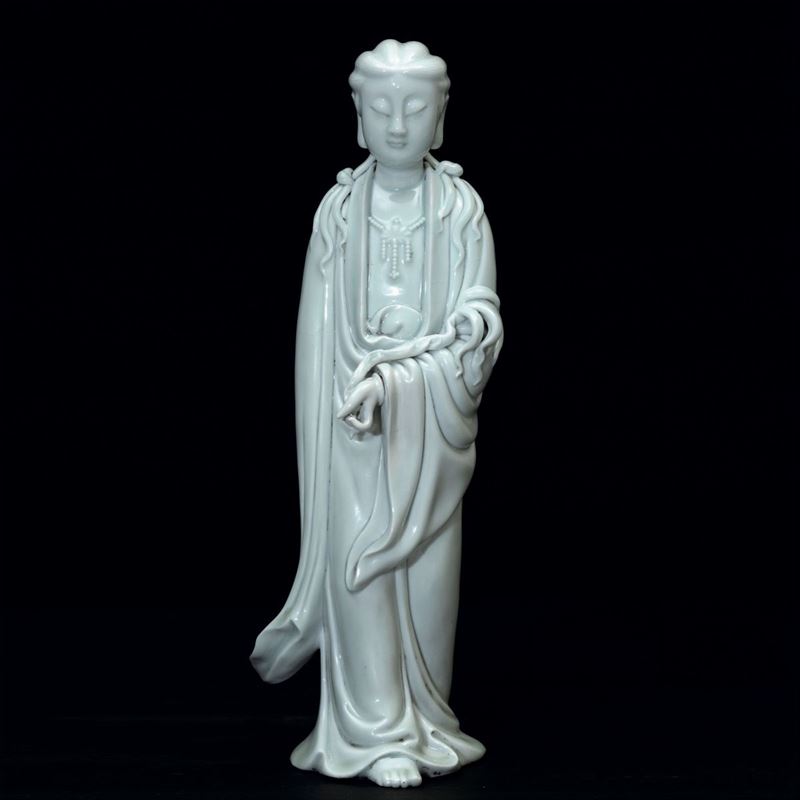 Figura di Guanyin eretta con ramo fiorito in porcellana Blanc de Chine Dehua, Cina, Dinastia Qing, epoca Qianlong (1736-1796)  - Asta Fine Chinese Works of Art - Cambi Casa d'Aste