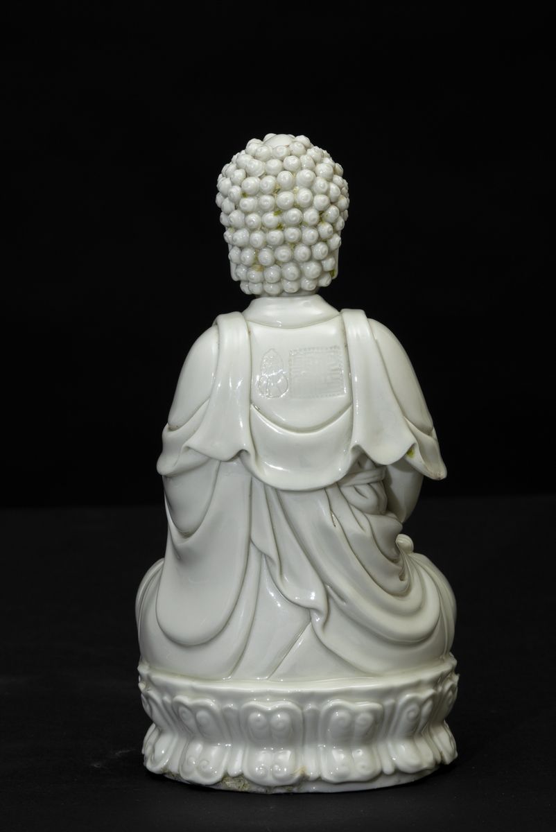 Figura di Buddha Seduto su Doppio Fiore di Loto in Porcellana Blanc De Chine, Cina, XIX Secolo