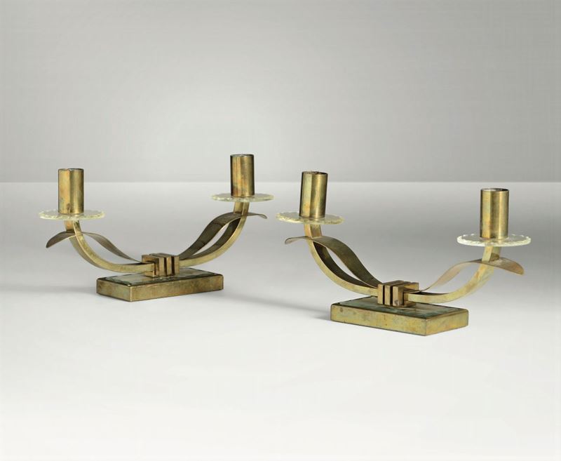 Coppia di candelabri in ottone con dettagli in vetro molato.  - Auction Design - Cambi Casa d'Aste
