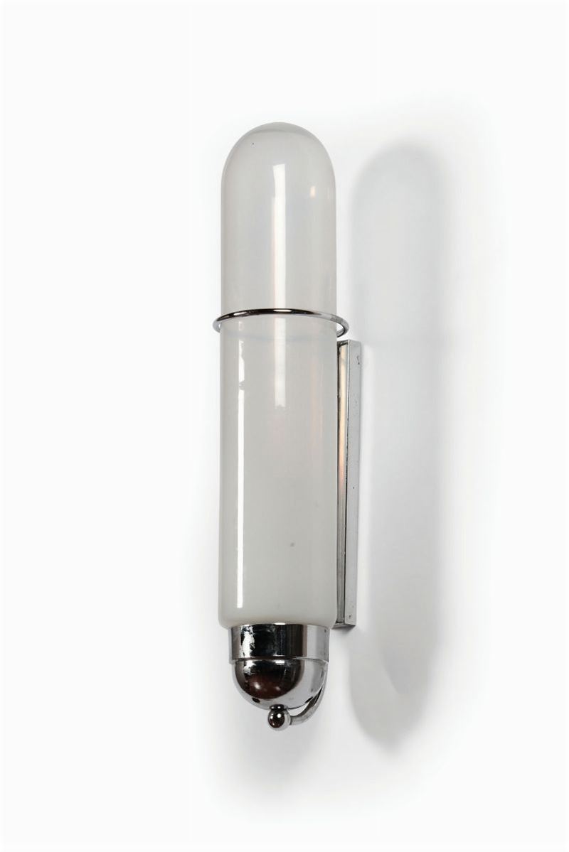 Applique con struttura in metallo e diffusore in vetro satinato.  - Auction Design - Cambi Casa d'Aste