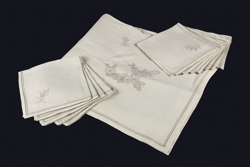 Tovaglia in lino da 12 con inserti traforati, XX secolo  - Auction L'Art de la Table - Cambi Casa d'Aste