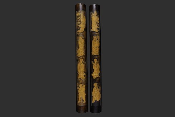 Coppia di tavole di bambù scolpite con raffigurazioni di personaggi, Cina, XX secolo