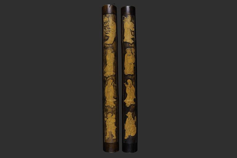 Coppia di tavole di bambù scolpite con raffigurazioni di personaggi, Cina, XX secolo  - Asta Arte Orientale - Cambi Casa d'Aste