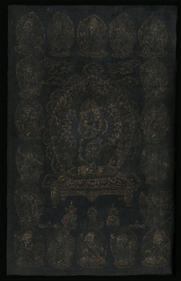Rarissimo Tangka in seta lumeggiato in oro con figure di divinità su fondo nero, Tibet, XVIII secolo